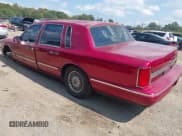 ✅ 1995 Lincoln Town Car Signature • VIN: 1LNLM82W1SY634483 • Лот: 43278342. Опубликован ранее на IAAI с пробегом 103 639 миль. Бесплатный доступ к архиву аукционных продаж из США и подробный отчёт об истории автомобиля на DreamBid. Изображение 3.