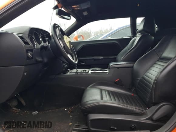 ✅ 2012 Dodge Challenger SXT Plus • VIN: 2C3CDYAG8CH141480 • Lot: 46976744. Wystawiony na Copart z przebiegiem Nie podano. Bezpłatny archiwum sprzedaży aukcyjnych z USA i szczegółowy raport historii pojazdu na DreamBid. Zdjęcie 7.