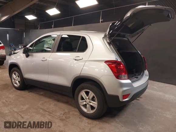 ✅ 2022 Chevrolet Trax LS • VIN: KL7CJNSMXNB555960 • Lot: 42563564. Wystawiony na IAAI z przebiegiem 28 553 mil. Bezpłatny archiwum sprzedaży aukcyjnych z USA i szczegółowy raport historii pojazdu na DreamBid. Zdjęcie 3.