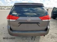 ✅ 2012 Toyota Sienna LE • VIN: 5TDKA3DC4CS012052 • Lot: 93130175. Wystawiony na Copart z przebiegiem 190 462 mil. Bezpłatny archiwum sprzedaży aukcyjnych z USA i szczegółowy raport historii pojazdu na DreamBid. Zdjęcie 6.