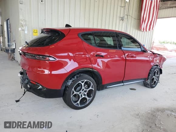 ✅ 2024 Alfa Romeo Tonale Ti • VIN: ZASPATCW8R3049900 • Lot: 70804085. Wystawiony na Copart z przebiegiem 3 463 mil. Bezpłatny archiwum sprzedaży aukcyjnych z USA i szczegółowy raport historii pojazdu na DreamBid. Zdjęcie 3.