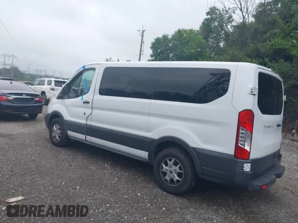 ✅ 2015 Ford Transit XL • VIN: 1FMZK1YM8FKB06431 • Lot: 42653296. Wystawiony na IAAI z przebiegiem 211 105 mil. Bezpłatny archiwum sprzedaży aukcyjnych z USA i szczegółowy raport historii pojazdu na DreamBid. Zdjęcie 3.