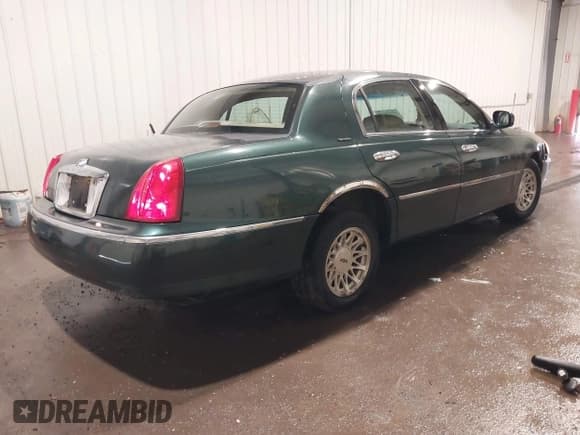 ✅ 1998 Lincoln Town Car Signature • VIN: 1LNFM82W8WY720232 • Lot: 42125723. Listed on IAAI with 132,494 mi. Free auction sales archive from the USA and detailed vehicle history report at DreamBid. Image 4.