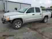 2006 Dodge Dakota ST z VIN 1D7HE28K76S641283, wystawiony jako Copart lot #78939474 z przebiegiem 229 561 mil mil oraz Szkoda całkowita • Salvage title. Historia ofert i sprzedaży dostępna na DreamBid. Obrazek 1.