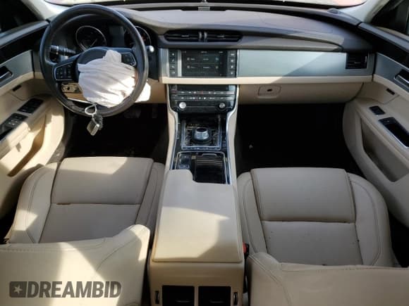 ✅ 2016 Jaguar XF 35t Premium • VIN: SAJBJ4BV4GCY16693 • Lot: 78199124. Wystawiony na Copart z przebiegiem 68 565 mil. Bezpłatny archiwum sprzedaży aukcyjnych z USA i szczegółowy raport historii pojazdu na DreamBid. Zdjęcie 8.