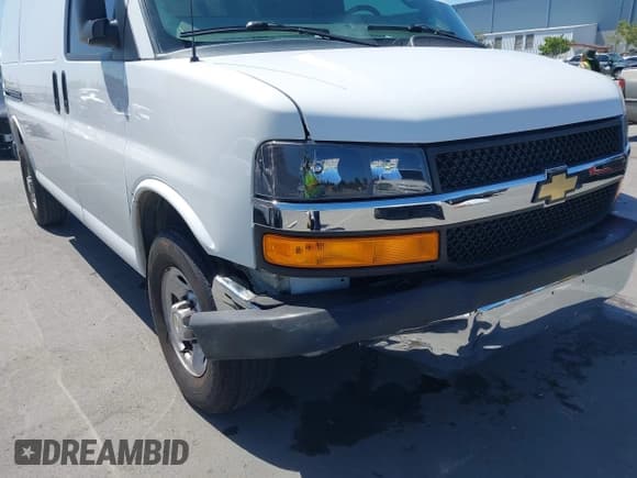 ✅ 2020 Chevrolet Express Cargo • VIN: 1GCWGAFP3L1273819 • Lot: 42299806. Wystawiony na IAAI z przebiegiem 88 391 mil. Bezpłatny archiwum sprzedaży aukcyjnych z USA i szczegółowy raport historii pojazdu na DreamBid. Zdjęcie 6.