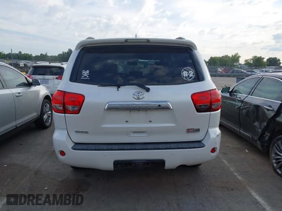 ✅ 2010 Toyota Sequoia Platinum • VIN: 5TDYY5G18AS027548 • Lot: 43066594. Listed on IAAI with 332,866 mi. Free auction sales archive from the USA and detailed vehicle history report at DreamBid. Image 16.