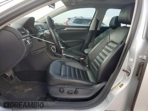 ✅ 2016 Volkswagen Passat SEL Premium • VIN: 1VWCS7A3XGC053481 • Lot: 65140505. Wystawiony na Copart z przebiegiem 147 692 mil. Bezpłatny archiwum sprzedaży aukcyjnych z USA i szczegółowy raport historii pojazdu na DreamBid. Zdjęcie 7.