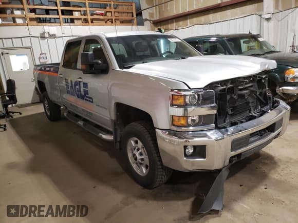 ✅ 2018 Chevrolet Silverado 2500HD LT • VIN: 1GC1KVEG6JF137153 • Lot: 62174355. Wystawiony na Copart z przebiegiem 24 888 mil. Bezpłatny archiwum sprzedaży aukcyjnych z USA i szczegółowy raport historii pojazdu na DreamBid. Zdjęcie 4.