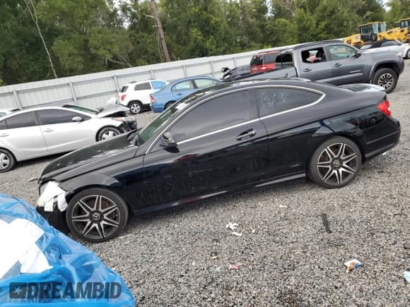✅ 2014 Mercedes-Benz C 250 • VIN: WDDGJ4HB3EG272636 • Lot: 84961295. Wystawiony na Copart z przebiegiem Nie podano. Bezpłatny archiwum sprzedaży aukcyjnych z USA i szczegółowy raport historii pojazdu na DreamBid. Zdjęcie 1.