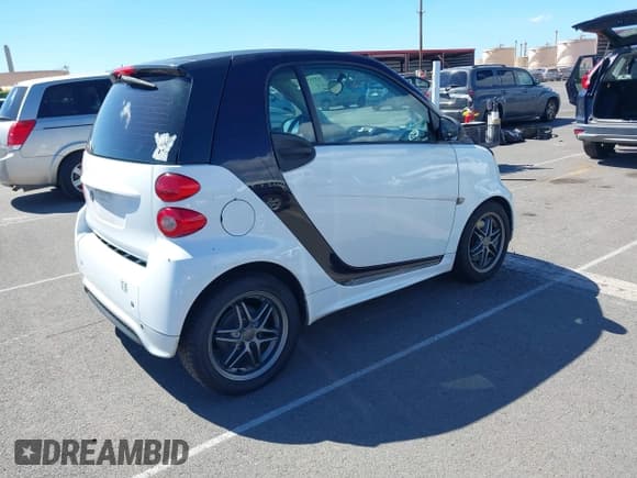 ✅ 2015 Smart fortwo Passion • VIN: WMEEJ3BA9FK815919 • Lot: 43585374. Wystawiony na IAAI z przebiegiem 84 599 mil. Bezpłatny archiwum sprzedaży aukcyjnych z USA i szczegółowy raport historii pojazdu na DreamBid. Zdjęcie 4.