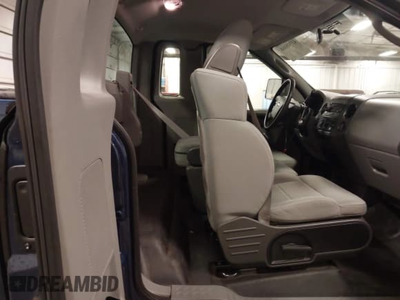 ✅ 2007 Ford F-150 XL • VIN: 1FTRF12227KC11497 • Lot: 43348068. Wystawiony na IAAI z przebiegiem 123 252 mil. Bezpłatny archiwum sprzedaży aukcyjnych z USA i szczegółowy raport historii pojazdu na DreamBid. Zdjęcie 8.