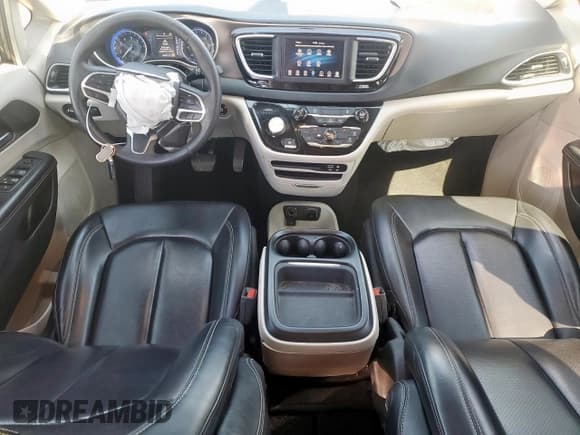 ✅ 2020 Chrysler Voyager LXi • VIN: 2C4RC1DG1LR172723 • Lot: 82142135. Wystawiony na Copart z przebiegiem 108 857 mil. Bezpłatny archiwum sprzedaży aukcyjnych z USA i szczegółowy raport historii pojazdu na DreamBid. Zdjęcie 8.