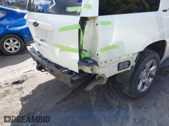 ✅ 2015 Chevrolet Suburban LT • VIN: 1GNSKJKC2FR230098 • Lot: 43317465. Wystawiony na IAAI z przebiegiem 166 412 mil. Bezpłatny archiwum sprzedaży aukcyjnych z USA i szczegółowy raport historii pojazdu na DreamBid. Zdjęcie 18.