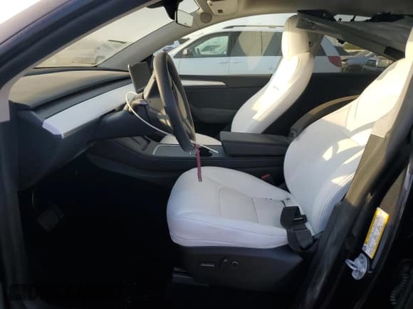 ✅ 2025 Tesla Model Y Long Range • VIN: 7SAYGAEE2SF218229 • Lot: 84790895. Listed on Copart with 51,018 mi. Free auction sales archive from the USA and detailed vehicle history report at DreamBid. Image 7.