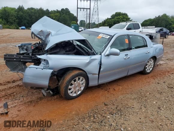 ✅ 2010 Lincoln Town Car Signature Limited • VIN: 2LNBL8CVXAX613358 • Lot: 67851805. Wystawiony na Copart z przebiegiem Nie podano. Bezpłatny archiwum sprzedaży aukcyjnych z USA i szczegółowy raport historii pojazdu na DreamBid. Zdjęcie 1.