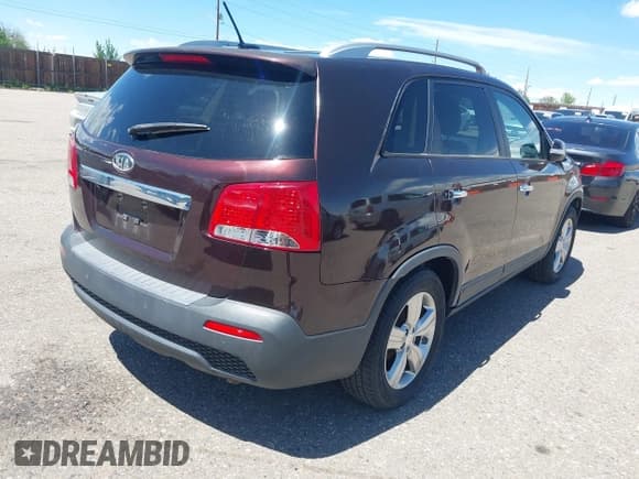 ✅ 2013 Kia Sorento EX • VIN: 5XYKU4A65DG367757 • Lot: 42283593. Listed on IAAI with 122,779 mi. Free auction sales archive from the USA and detailed vehicle history report at DreamBid. Image 4.