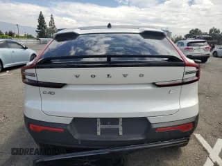 ✅ 2023 Volvo C40 Ultimate • VIN: YV4ED3GM7P2053567 • Lot: 63253793. Wystawiony na Copart z przebiegiem 2 813 mil. Bezpłatny archiwum sprzedaży aukcyjnych z USA i szczegółowy raport historii pojazdu na DreamBid. Zdjęcie 6.