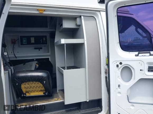 ✅ 2014 Ford Econoline Cargo Commercial • VIN: 1FDSS3EL6EDB14667 • Lot: 42633513. Listed on IAAI with 307,000 mi. Free auction sales archive from the USA and detailed vehicle history report at DreamBid. Image 8.