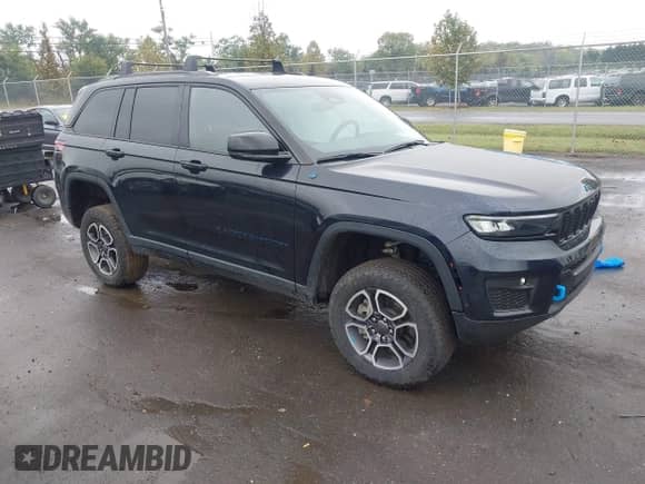 2022 Jeep Grand Cherokee Trailhawk with VIN 1C4RJYC69N8758267, listed as a IAAI auction lot 43304072 with 40,999 mi miles and . Bid and sale history available at DreamBid. Image 1.