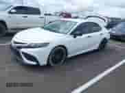 2022 Toyota Camry SE z VIN 4T1T11AK3NU066747, wystawiony jako IAAI lot #42347249 z przebiegiem 112 765 mil mil oraz . Historia ofert i sprzedaży dostępna na DreamBid. Obrazek 2.