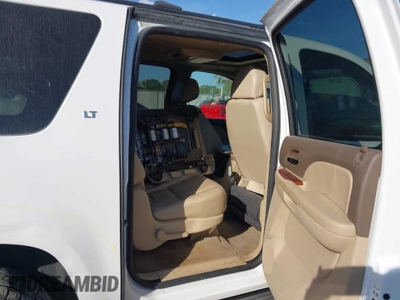 ✅ 2014 Chevrolet Suburban LT • VIN: 1GNSKJE7XER207987 • Lot: 43375552. Listed on IAAI with 146,389 mi. Free auction sales archive from the USA and detailed vehicle history report at DreamBid. Image 8.
