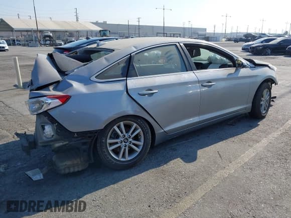 ✅ 2017 Hyundai Sonata SE • VIN: 5NPE24AF3HH579039 • Lot: 39765677. Wystawiony na IAAI z przebiegiem 95 568 mil. Bezpłatny archiwum sprzedaży aukcyjnych z USA i szczegółowy raport historii pojazdu na DreamBid. Zdjęcie 4.