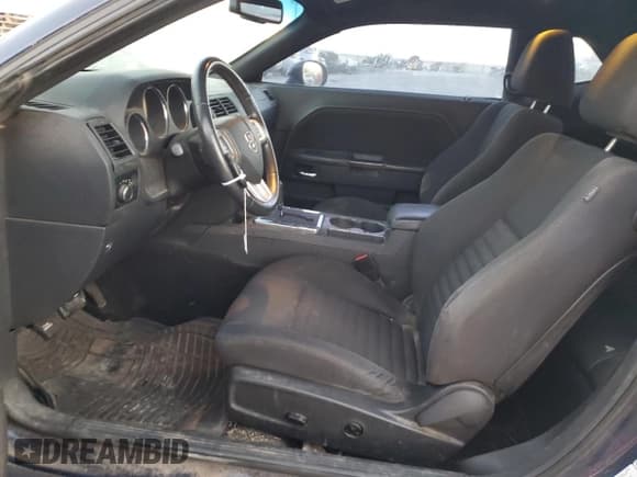 ✅ 2013 Dodge Challenger SXT • VIN: 2C3CDYAGXDH682001 • Lot: 82398344. Wystawiony na Copart z przebiegiem 145 575 mil. Bezpłatny archiwum sprzedaży aukcyjnych z USA i szczegółowy raport historii pojazdu na DreamBid. Zdjęcie 7.