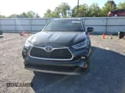 ✅ 2022 Toyota Highlander Hybrid Platinum • VIN: 5TDEBRCH9NS084863 • Lot: 70062805. Wystawiony na Copart z przebiegiem 34 944 mil. Bezpłatny archiwum sprzedaży aukcyjnych z USA i szczegółowy raport historii pojazdu na DreamBid. Zdjęcie 14.