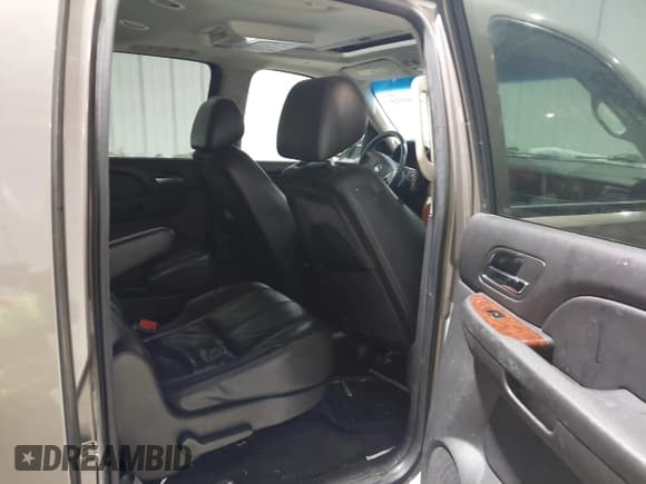 ✅ 2011 Chevrolet Suburban LT • VIN: 1GNSKJE38BR122221 • Lot: 43849920. Listed on IAAI with 177,672 mi. Free auction sales archive from the USA and detailed vehicle history report at DreamBid. Image 8.