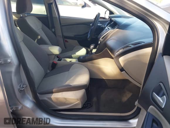 ✅ 2014 Ford Focus SE • VIN: 1FADP3F20EL126460 • Lot: 43483339. Wystawiony na IAAI z przebiegiem 129 930 mil. Bezpłatny archiwum sprzedaży aukcyjnych z USA i szczegółowy raport historii pojazdu na DreamBid. Zdjęcie 5.