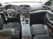 ✅ 2021 Nissan Maxima SV • VIN: 1N4AA6CV2MC508430 • Lot: 71022895. Wystawiony na Copart z przebiegiem 53 469 mil. Bezpłatny archiwum sprzedaży aukcyjnych z USA i szczegółowy raport historii pojazdu na DreamBid. Zdjęcie 8.