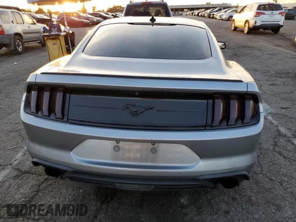 ✅ 2020 Ford Mustang EcoBoost Premium • VIN: 1FA6P8THXL5176668 • Lot: 92401365. Wystawiony na Copart z przebiegiem 108 714 mil. Bezpłatny archiwum sprzedaży aukcyjnych z USA i szczegółowy raport historii pojazdu na DreamBid. Zdjęcie 6.