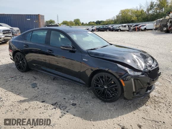 ✅ 2023 Cadillac CT5-V • VIN: 1G6DV5RWXP0125513 • Lot: 71300424. Wystawiony na Copart z przebiegiem 46 381 mil. Bezpłatny archiwum sprzedaży aukcyjnych z USA i szczegółowy raport historii pojazdu na DreamBid. Zdjęcie 4.