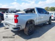 ✅ 2021 Chevrolet Silverado 1500 RST • VIN: 3GCUYEED3MG242351 • Lot: 43555641. Wystawiony na IAAI z przebiegiem 65 009 mil. Bezpłatny archiwum sprzedaży aukcyjnych z USA i szczegółowy raport historii pojazdu na DreamBid. Zdjęcie 4.