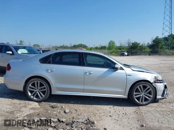 ✅ 2018 Volkswagen Passat S • VIN: 1VWAA7A38JC005530 • Lot: 42695744. Wystawiony na IAAI z przebiegiem 24 329 mil. Bezpłatny archiwum sprzedaży aukcyjnych z USA i szczegółowy raport historii pojazdu na DreamBid. Zdjęcie 13.