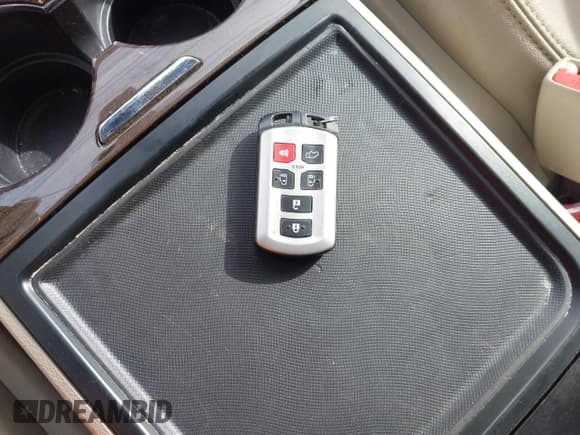 ✅ 2018 Toyota Sienna XLE • VIN: 5TDDZ3DC9JS190621 • Lot: 41777729. Listed on IAAI with 96,089 mi. Free auction sales archive from the USA and detailed vehicle history report at DreamBid. Image 11.