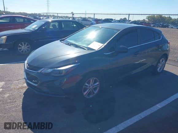 2017 Chevrolet Cruze LT z VIN 3G1BE6SM9HS519221, wystawiony jako IAAI lot #43561958 z przebiegiem 131 950 mil mil oraz . Historia ofert i sprzedaży dostępna na DreamBid. Obrazek 2.