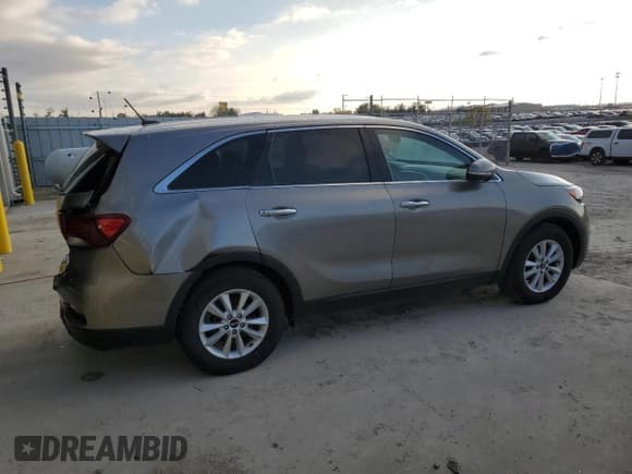✅ 2019 Kia Sorento LX • VIN: 5XYPG4A35KG471200 • Лот: 90474615. Опубликован ранее на Copart с пробегом 122 849 миль. Бесплатный доступ к архиву аукционных продаж из США и подробный отчёт об истории автомобиля на DreamBid. Изображение 3.