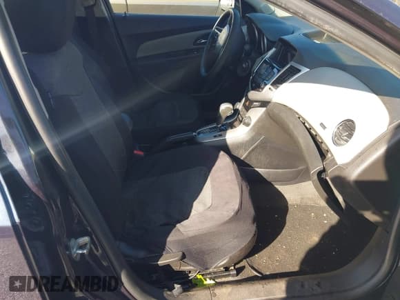 ✅ 2014 Chevrolet Cruze LS • VIN: 1G1PA5SH3E7461213 • Lot: 43617659. Wystawiony na IAAI z przebiegiem 137 810 mil. Bezpłatny archiwum sprzedaży aukcyjnych z USA i szczegółowy raport historii pojazdu na DreamBid. Zdjęcie 5.