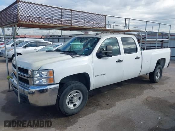 ✅ 2009 Chevrolet Silverado 2500HD Work Truck • VIN: 1GCHC43K79F113467 • Лот: 43400959. Опубликован ранее на IAAI с пробегом 337 659 миль. Бесплатный доступ к архиву аукционных продаж из США и подробный отчёт об истории автомобиля на DreamBid. Изображение 2.