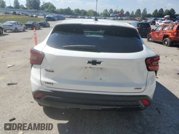 2025 Chevrolet Trax 1RS с VIN KL77LGEP9SC156914, выставлен на аукционе Copart как лот 84253015 с пробегом 6 925 миль миль и Списание • Salvage title. История ставок и продаж доступна на DreamBid. Изображение 6.