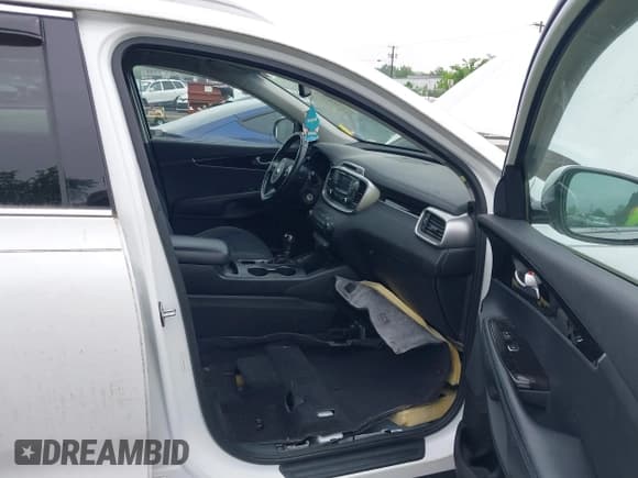 ✅ 2016 Kia Sorento LX • VIN: 5XYPGDA34GG040886 • Lot: 42276139. Wystawiony na IAAI z przebiegiem 119 135 mil. Bezpłatny archiwum sprzedaży aukcyjnych z USA i szczegółowy raport historii pojazdu na DreamBid. Zdjęcie 5.