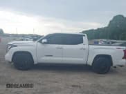 ✅ 2022 Toyota Tundra SR5 • VIN: 5TFLA5AB5NX013672 • Lot: 42161712. Wystawiony na IAAI z przebiegiem 61 607 mil. Bezpłatny archiwum sprzedaży aukcyjnych z USA i szczegółowy raport historii pojazdu na DreamBid. Zdjęcie 15.