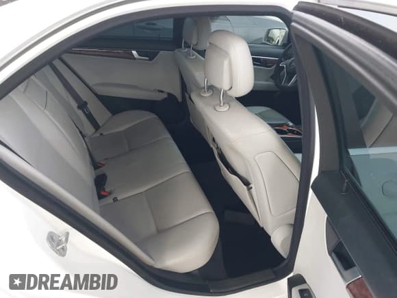 ✅ 2014 Mercedes-Benz C 250 Sport • VIN: WDDGF4HBXEA911681 • Lot: 41329512. Wystawiony na IAAI z przebiegiem 150 661 mil. Bezpłatny archiwum sprzedaży aukcyjnych z USA i szczegółowy raport historii pojazdu na DreamBid. Zdjęcie 8.