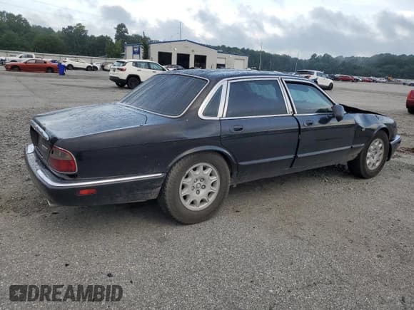 ✅ 2000 Jaguar XJ • VIN: SAJDA14C1YLF03320 • Lot: 65401035. Listed on Copart with 114,255 mi. Free auction sales archive from the USA and detailed vehicle history report at DreamBid. Image 3.