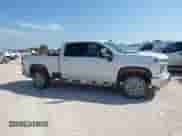 2020 Chevrolet Silverado 2500HD LT z VIN 1GC1YNEY7LF301858, wystawiony jako IAAI lot #42650174 z przebiegiem 107 523 mil mil oraz . Historia ofert i sprzedaży dostępna na DreamBid. Obrazek 13.