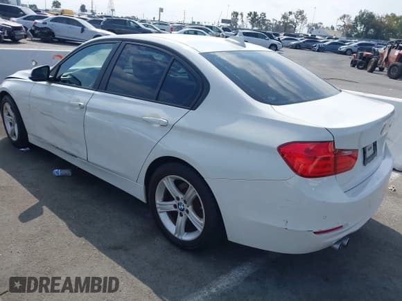 ✅ 2015 BMW 3 Series 328i • VIN: WBA3C1C56FK121966 • Lot: 43086335. Wystawiony na IAAI z przebiegiem 81 333 mil. Bezpłatny archiwum sprzedaży aukcyjnych z USA i szczegółowy raport historii pojazdu na DreamBid. Zdjęcie 3.