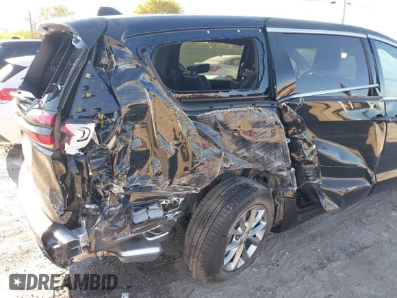 ✅ 2026 Chrysler Pacifica Limited • VIN: 2C4RC1GG9TR175851 • Lot: 43619972. Listed on IAAI with 4,295 mi. Free auction sales archive from the USA and detailed vehicle history report at DreamBid. Image 6.