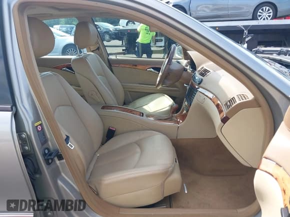 ✅ 2008 Mercedes-Benz E 350 Luxury • VIN: WDBUF87X28B294677 • Lot: 42741163. Wystawiony na IAAI z przebiegiem 139 343 mil. Bezpłatny archiwum sprzedaży aukcyjnych z USA i szczegółowy raport historii pojazdu na DreamBid. Zdjęcie 5.